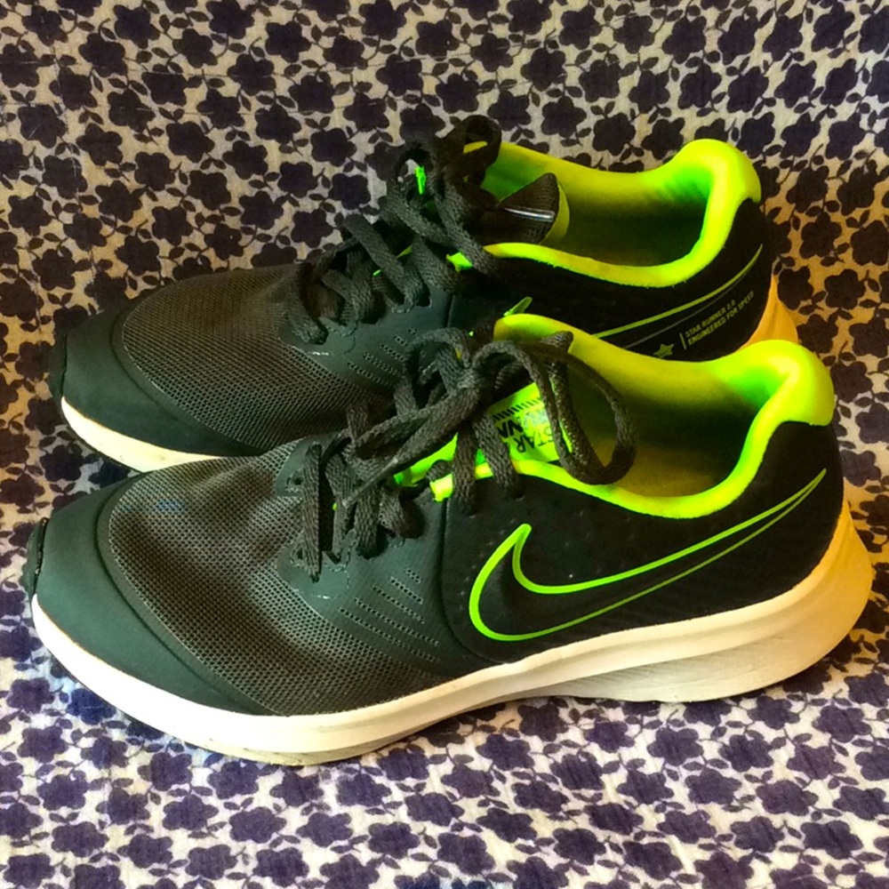 Nike Star Runner 2.0 running black neon green sneakers 4.5Y or 6 big girl women